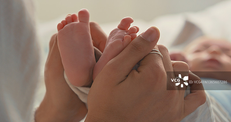 一张母亲抱着婴儿的脚的照片图片素材