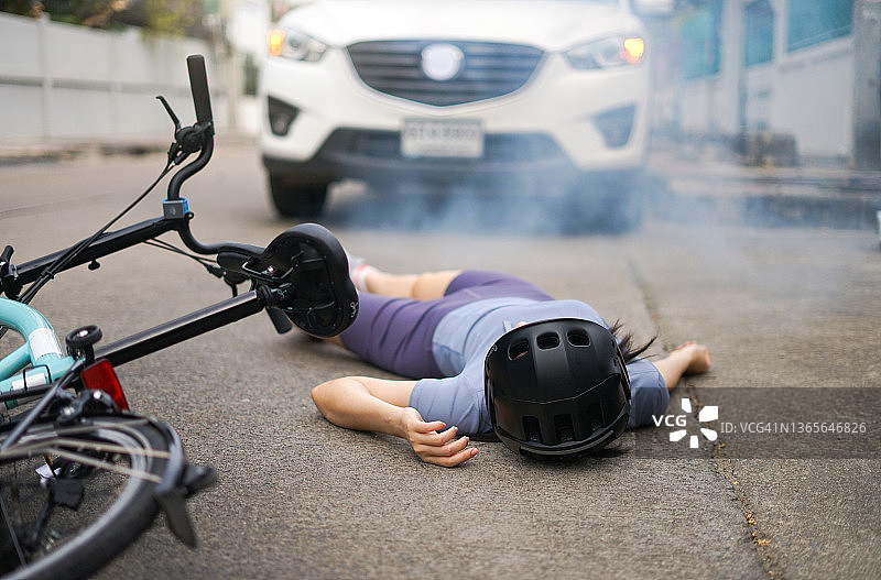 意外事故汽车与自行车在路上相撞，意外事故保险概念图片素材