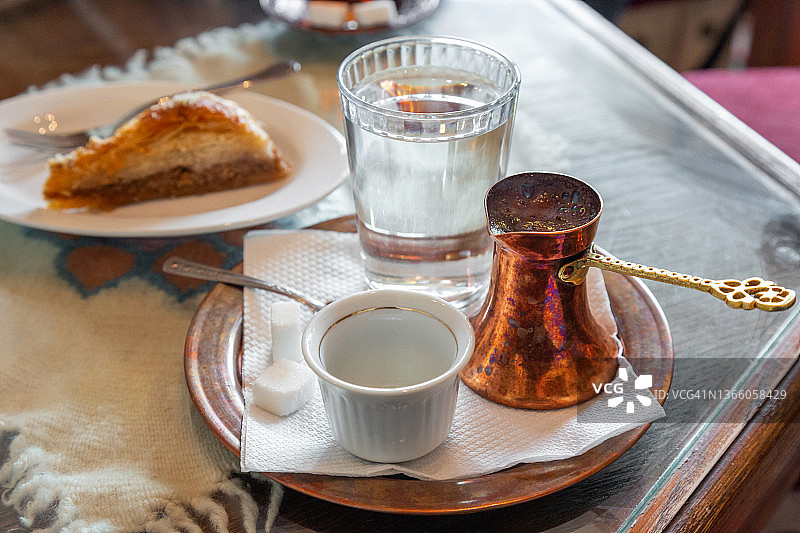 土耳其咖啡和果仁蜜饼图片素材