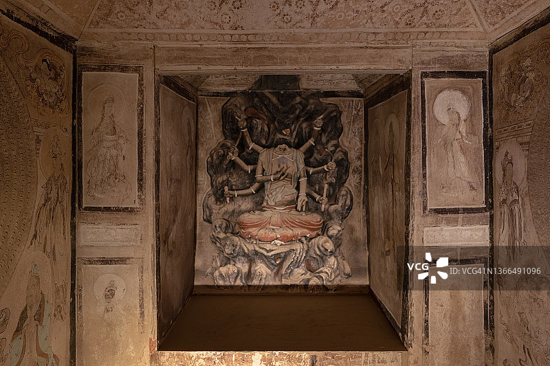 中国敦煌莫高窟的古代佛龛壁画图片素材