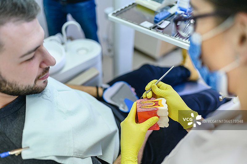 牙医解释什么是蛀牙图片素材