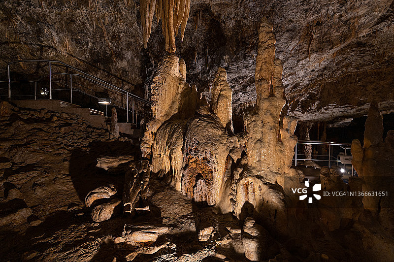 明亮的洞穴内部有令人印象深刻的石笋和钟乳石图片素材