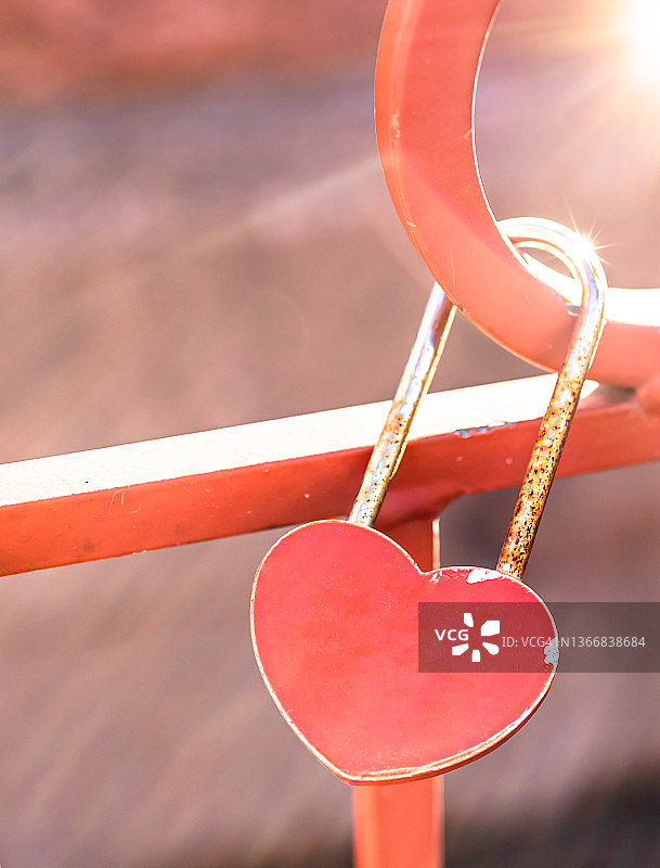 永恒的爱的概念-红心形挂锁在红桥上图片素材