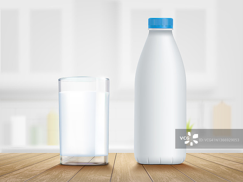 在木桌上放一杯牛奶或酸奶和一个塑料瓶。图片素材