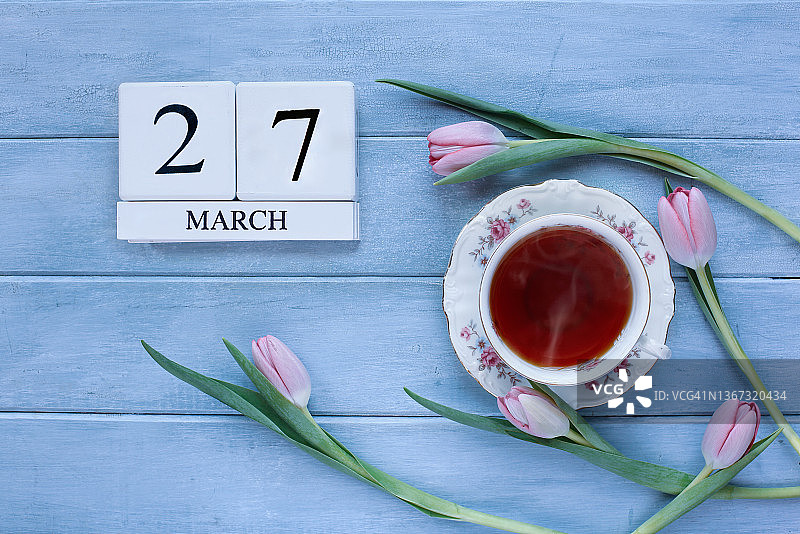 英国母亲节日历，粉红色郁金香和茶图片素材