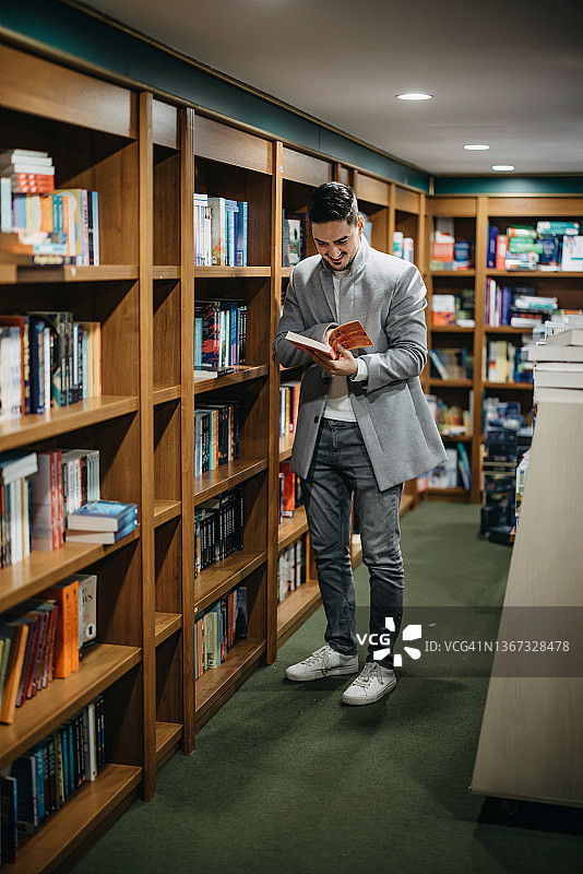 中年人在现代书店里挑选和阅读书籍。图片素材