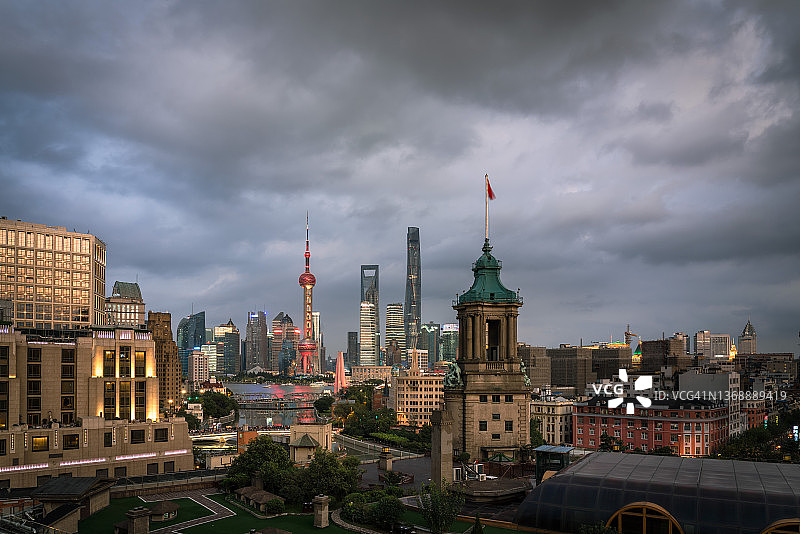 日落时分的上海陆家嘴城市全景图片素材