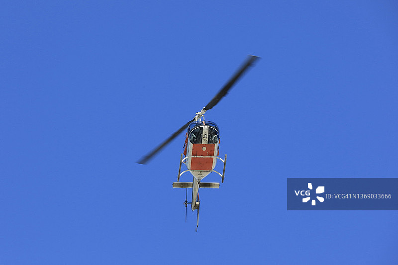 救援直升机的低角度视图图片素材