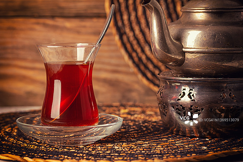 红茶在阿木都玻璃木制背景图片素材
