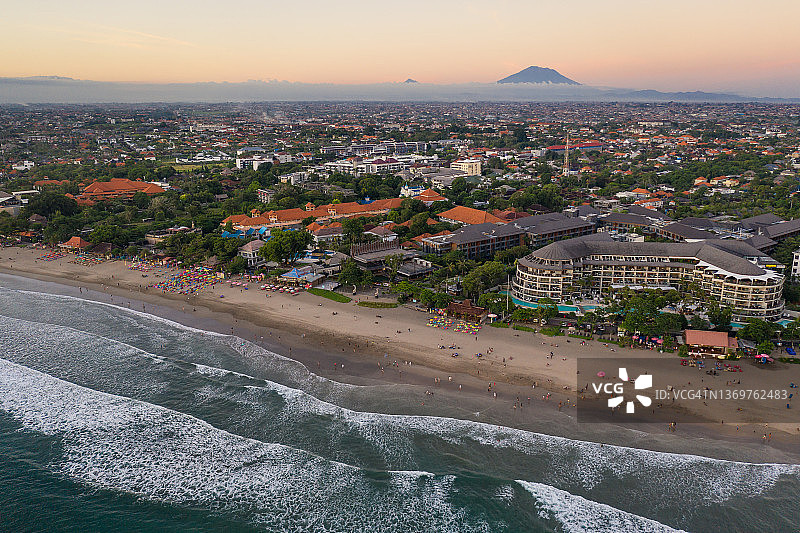 印度尼西亚巴厘岛著名的塞米尼亚克海滩上的日落图片素材