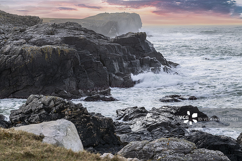 英国刘易斯岛Mangersta附近的苏格兰Rocky海岸线图片素材