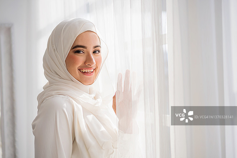 微笑的穆斯林妇女的肖像。图片素材