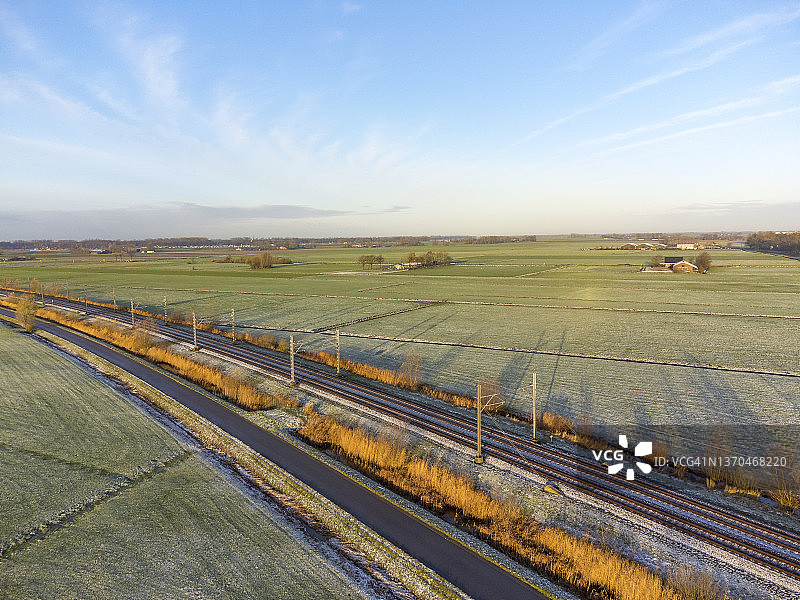 Hanzelijn铁路轨道穿过乡村景观在春天图片素材