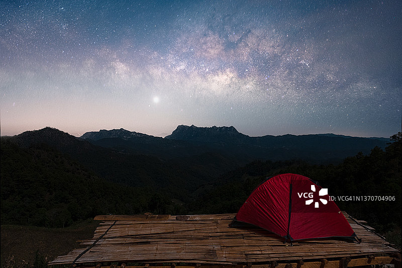 孤独的露营者在银河在Hadubi山，清迈，泰国。图片素材