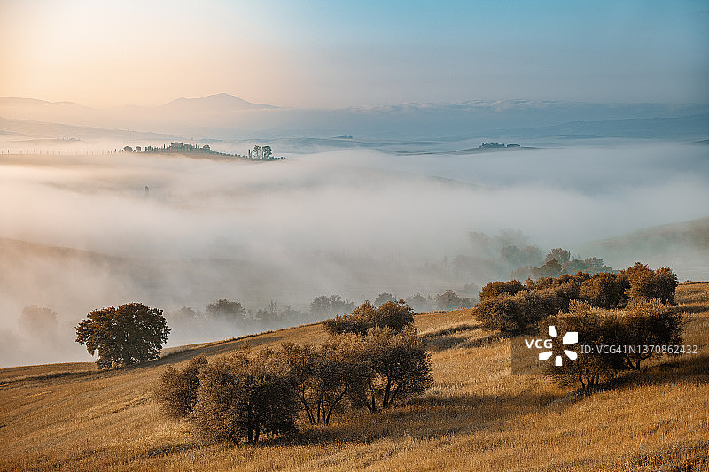 托斯卡纳清晨雾蒙蒙的风景图片素材