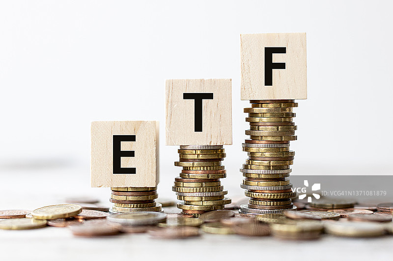 概念- ETF交易所交易基金与硬币木制立方体上的措辞图片素材