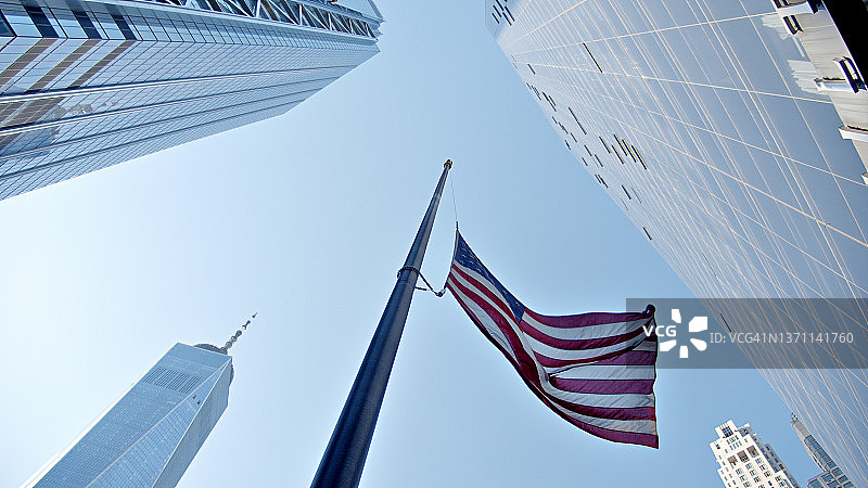 曼哈顿金融区的美国国旗图片素材