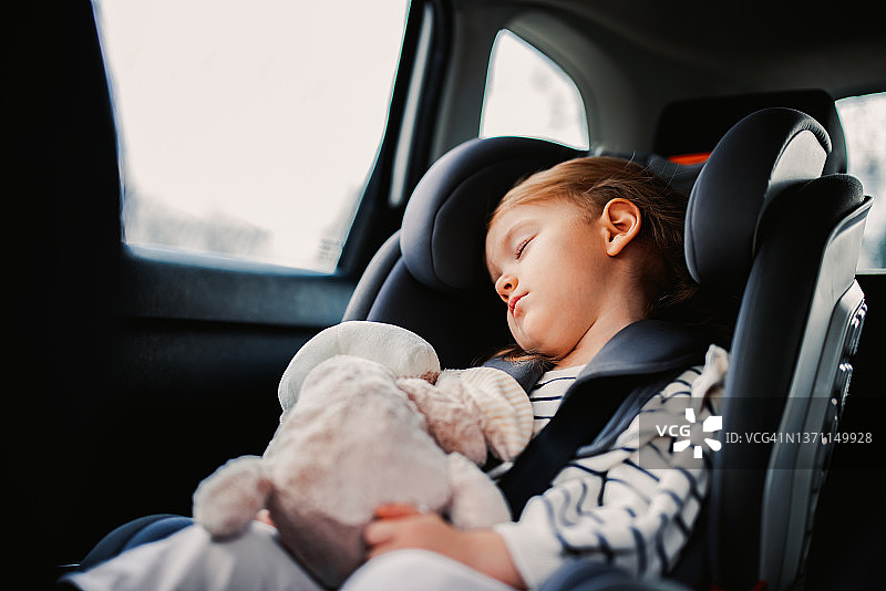 小女孩开车旅行时睡着了图片素材