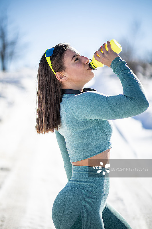冬天在清新的空气中锻炼可以给身体和心灵带来力量图片素材