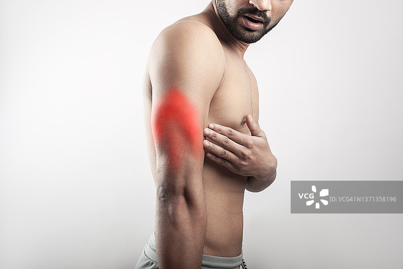 三头肌上的红色印记显示三头肌肌肉酸痛，身体疼痛图片素材