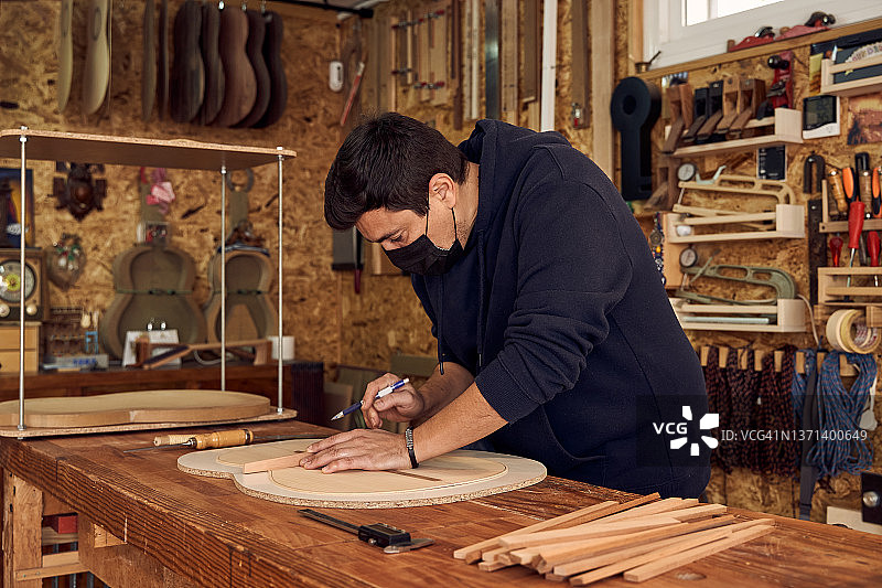 专注于木匠面具测量木头，同时制作吉他图片素材