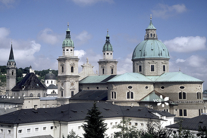 在晴朗的天空下，萨尔斯堡大教堂的圆顶和塔楼的天际线图片素材