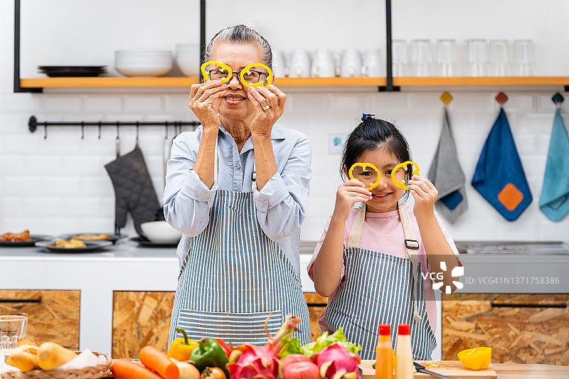幸福的家庭喜欢在厨房里做健康的食物图片素材