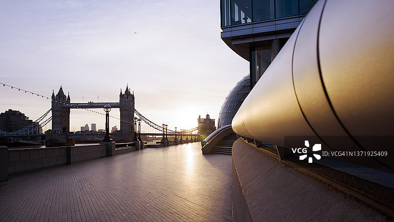 日出时横跨伦敦泰晤士河的全景图片素材