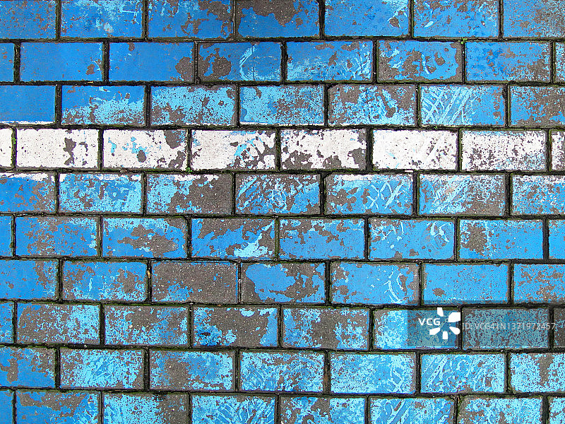 在布鲁塞尔，鹅卵石街道被漆成蓝色，并有一条白线图片素材