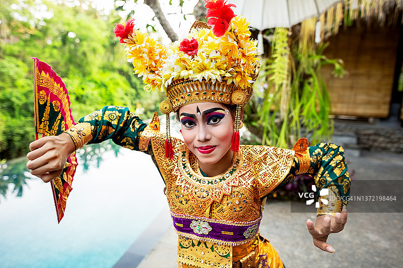 巴厘乐贡舞者身穿珠宝礼服印度尼西亚图片素材