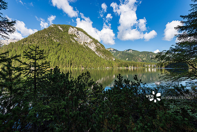 美丽的小湖在意大利阿尔卑斯山白云石- Pragser Wildsee或Lago di Braies, Trentino-Alto Adige，意大利图片素材
