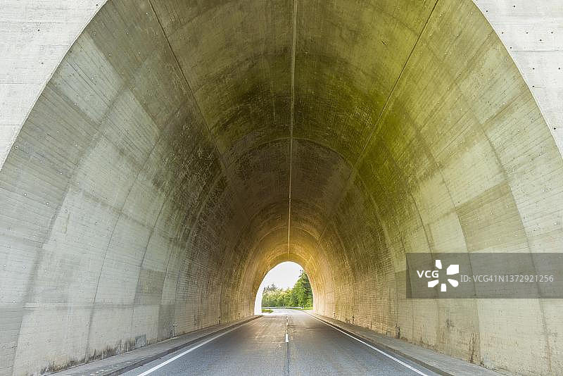 德国莱茵兰-普法尔茨，莱茵- hunsruck - kreis公路隧道图片素材