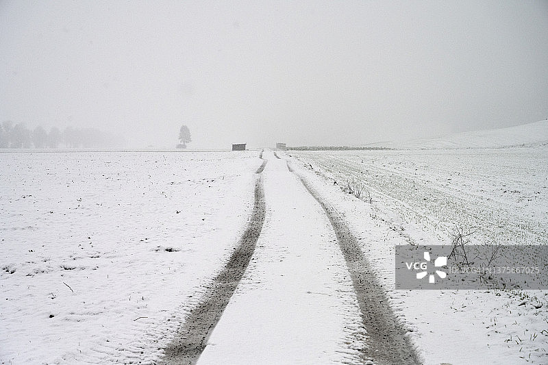 农业领域，土路和下雪的天气在Täuffelen图片素材