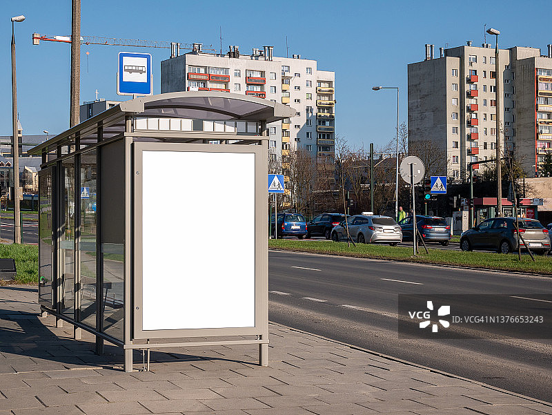 空白白地剪出公交车站广告海报，垂直广告横幅招牌，城市街道广告，城市公共空间广告占位符简单模板，白天，无人图片素材