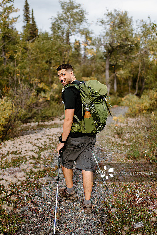 加拿大，育空，怀特霍斯，男人微笑徒步在森林的肖像图片素材