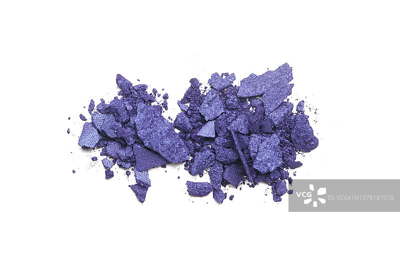 粉碎的蓝紫色化妆样本孤立在白色背景上图片素材