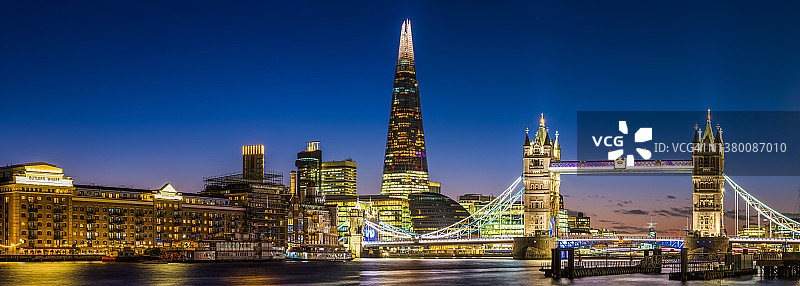 伦敦碎片塔桥照亮了暮色中的泰晤士河全景图片素材
