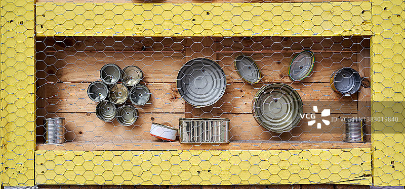 高角度的金属空罐或易拉罐在木制桌子上的回收或装饰。环境的概念。图片素材