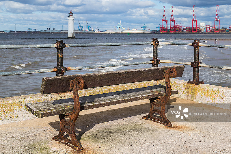 面向利物浦湾的长椅图片素材