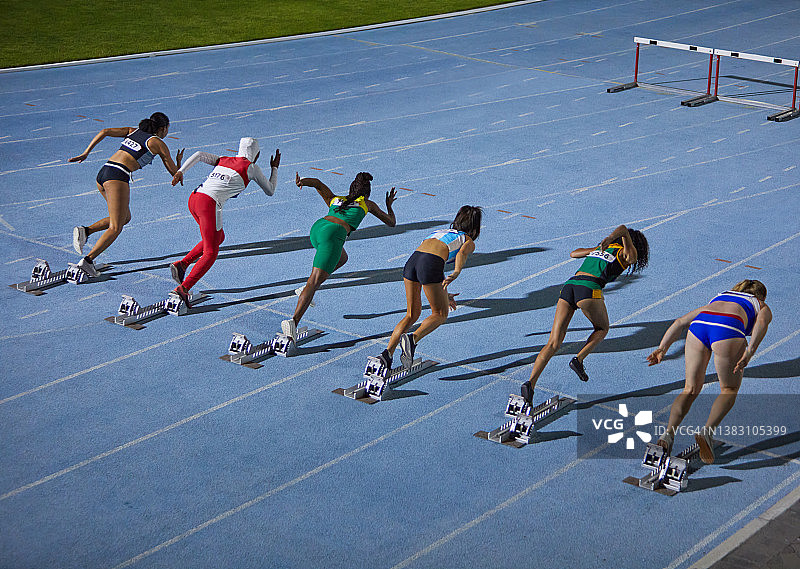 女子田径运动员在起跑线上图片素材