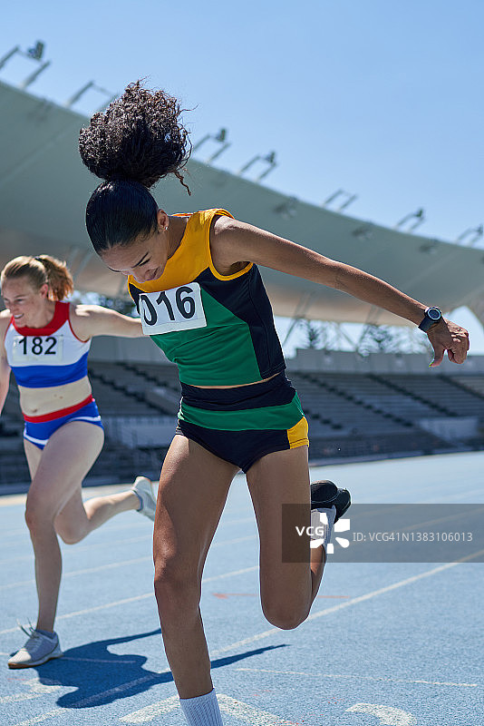 女子田径运动员在田径比赛终点线图片素材