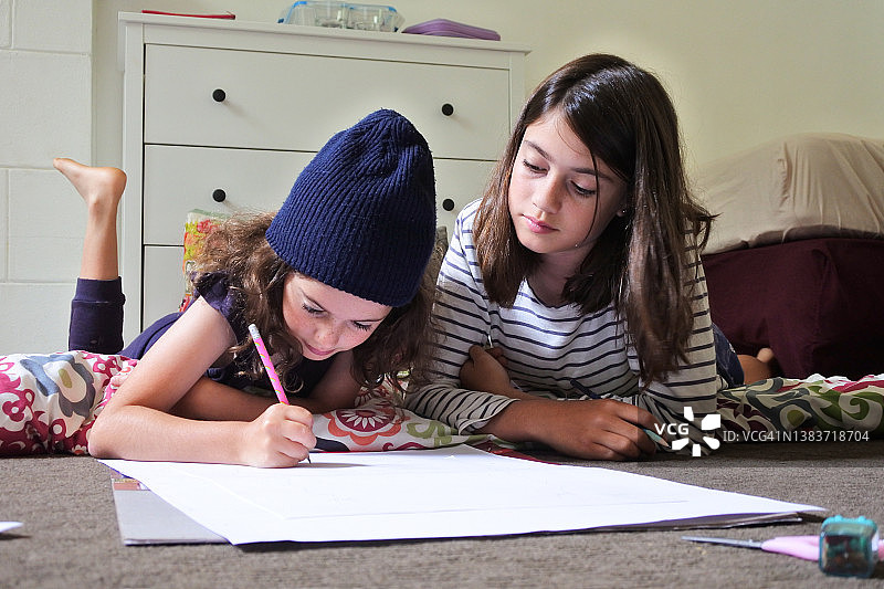 两个妹妹在家里一起学习图片素材