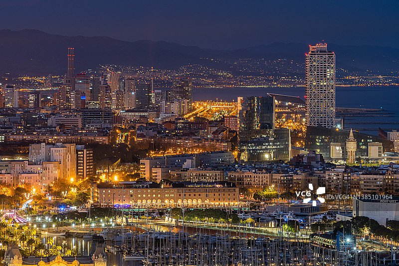 夜间巴塞罗那与港口的全景图。西班牙加泰罗尼亚。图片素材