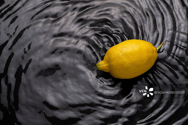 柠檬在水中荡漾图片素材