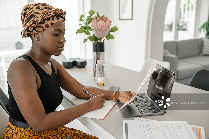 黑人非洲妇女在家在线学习，传统的头巾领结图片素材