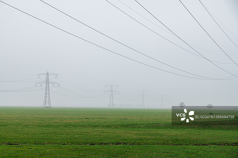 雾天农田上的电塔图片素材