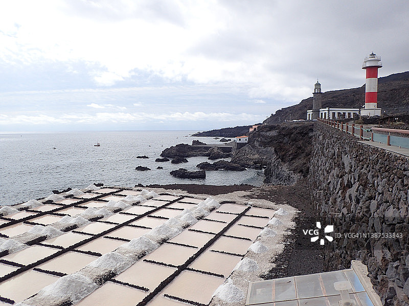 位于西班牙加那利群岛拉帕尔马的富恩卡连特的盐场和两座灯塔图片素材