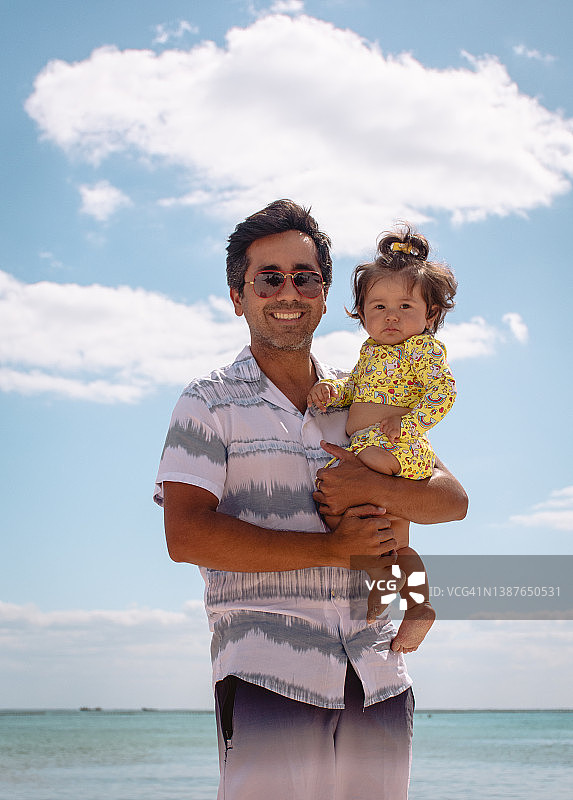 父亲和女儿在海滩上的照片图片素材