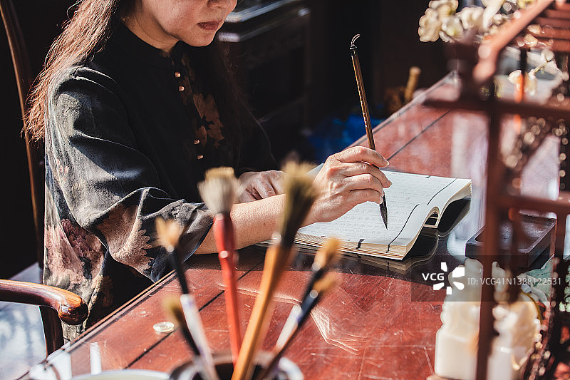 资深亚洲妇女练习书法图片素材