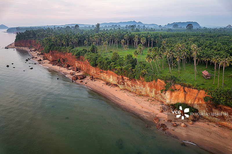 泰国Prachuap kiri Khan省的红色悬崖(Pha Daeng)，红色悬崖(Pha Daeng)是由来自泰国湾的风和海浪侵蚀海岸造成的。图片素材